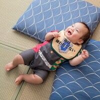 「なりきりスタイ＆カバーオールセット（冨岡義勇）」の着用イメージ。