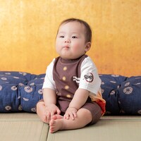 「なりきりスタイ＆カバーオールセット（煉獄杏寿郎）」の着用イメージ。