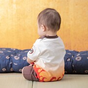 「なりきりスタイ＆カバーオールセット（煉獄杏寿郎）」の着用イメージ。