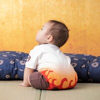 「なりきりスタイ＆カバーオールセット（煉獄杏寿郎）」の着用イメージ。