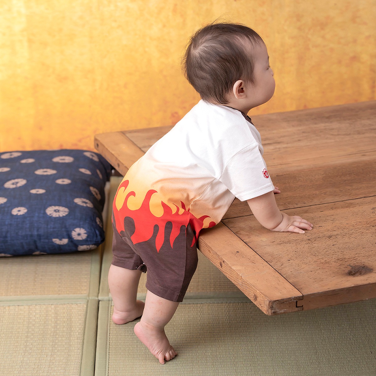 「なりきりスタイ＆カバーオールセット（煉獄杏寿郎）」の着用イメージ。