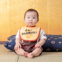 「なりきりスタイ＆カバーオールセット（煉獄杏寿郎）」の着用イメージ。