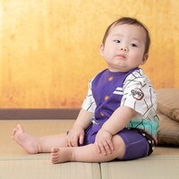 「なりきりスタイ＆カバーオールセット（胡蝶しのぶ）」の着用イメージ。