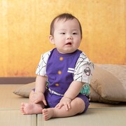 「なりきりスタイ＆カバーオールセット（胡蝶しのぶ）」の着用イメージ。