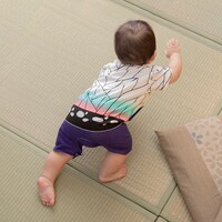 「なりきりスタイ＆カバーオールセット（胡蝶しのぶ）」の着用イメージ。