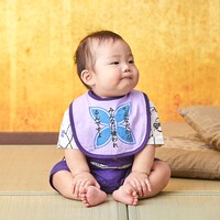 「なりきりスタイ＆カバーオールセット（胡蝶しのぶ）」の着用イメージ。