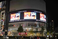 新宿のユニカビジョン前の様子。