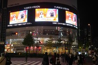 新宿のユニカビジョン前の様子。