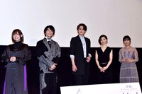 「劇場版 Fate/Grand Order -神聖円卓領域キャメロット- 前編 Wandering; Agateram」初日舞台挨拶の様子。左から高橋李依、島崎信長、宮野真守、坂本真綾、川澄綾子。