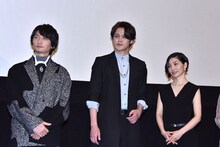 左から島崎信長、宮野真守、坂本真綾。