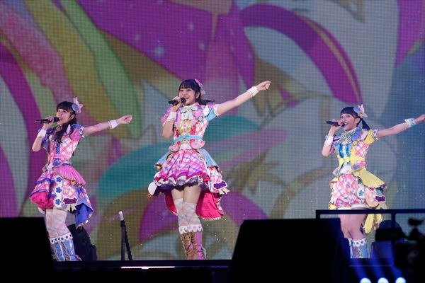 ミラクル☆キラッツ。左から青葉りんか役の厚木那奈美、桃山みらい役の林鼓子、萌黄えも役の久保田未夢。