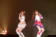 左から虹色にの役の大地葉、東堂シオン役の山北早紀。