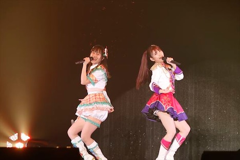 左から虹色にの役の大地葉、東堂シオン役の山北早紀。