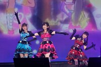 Gaarmageddon。左から白玉みかん役の渡部優衣、黒須あろま役の牧野由依、ガァルル役の真田アサミ。