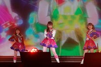 DressingPafe。左からレオナ・ウェスト役の若井友希、東堂シオン役の山北早紀、ドロシー・ウェスト役の澁谷梓希。