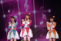 SoLaMi▽SMILE。左から南みれぃ役の芹澤優、真中らぁら役の茜屋日海夏、北条そふぃ役の久保田未夢。