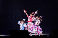 ゴーゴー！マスコッツ。左からラビリィ役の田中美海、キラッCHU役の山下七海、メルパン役の大森日雅。