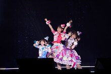 ゴーゴー！マスコッツ。左からラビリィ役の田中美海、キラッCHU役の山下七海、メルパン役の大森日雅。