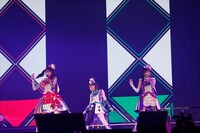 メルティックスター。左から赤城あんな役の芹澤優、緑川さら役の若井友希、紫藤める役の森嶋優花。