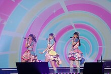 ミラクル☆キラッツ。左から桃山みらい役の林鼓子、萌黄えも役の久保田未夢、青葉りんか役の厚木那奈美。