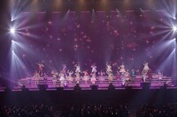 全出演者による「Make it!」歌唱の様子。