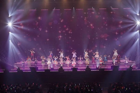 全出演者による「Make it!」歌唱の様子。