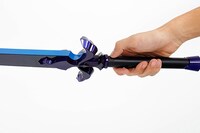 「PROPLICA 夜空の剣」を手に持ったときの様子。