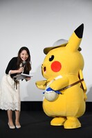 MCに話しかけるピカチュウ。