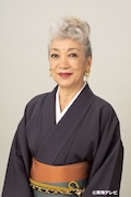 大田原真知(チーママ)役の中尾ミエ。