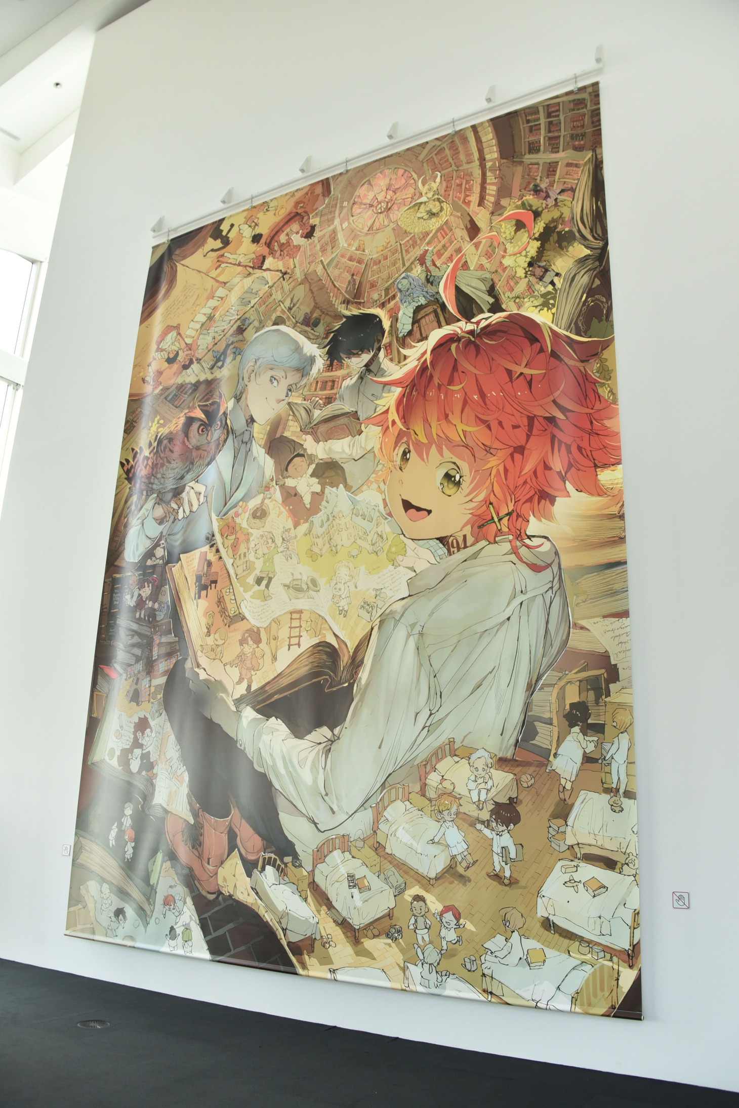 「連載完結記念 約束のネバーランド展」の様子。