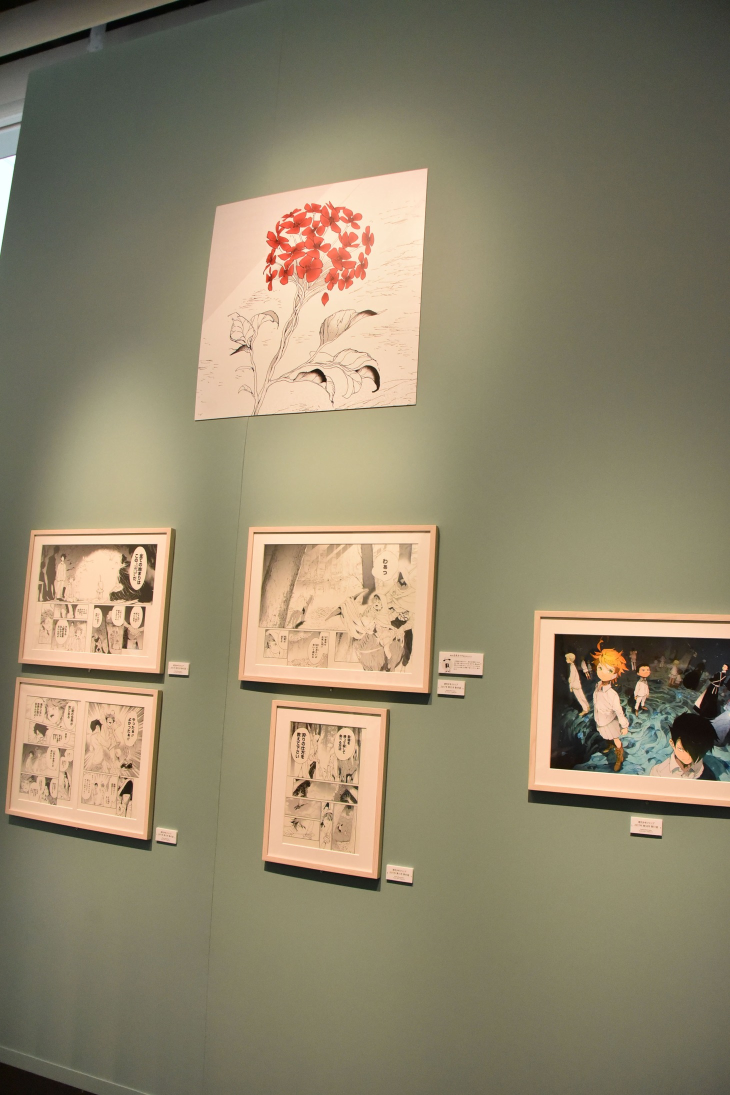 「連載完結記念 約束のネバーランド展」の様子。