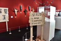 「連載完結記念 約束のネバーランド展」の様子。