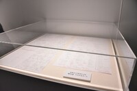 「連載完結記念 約束のネバーランド展」の様子。
