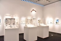 「連載完結記念 約束のネバーランド展」の様子。