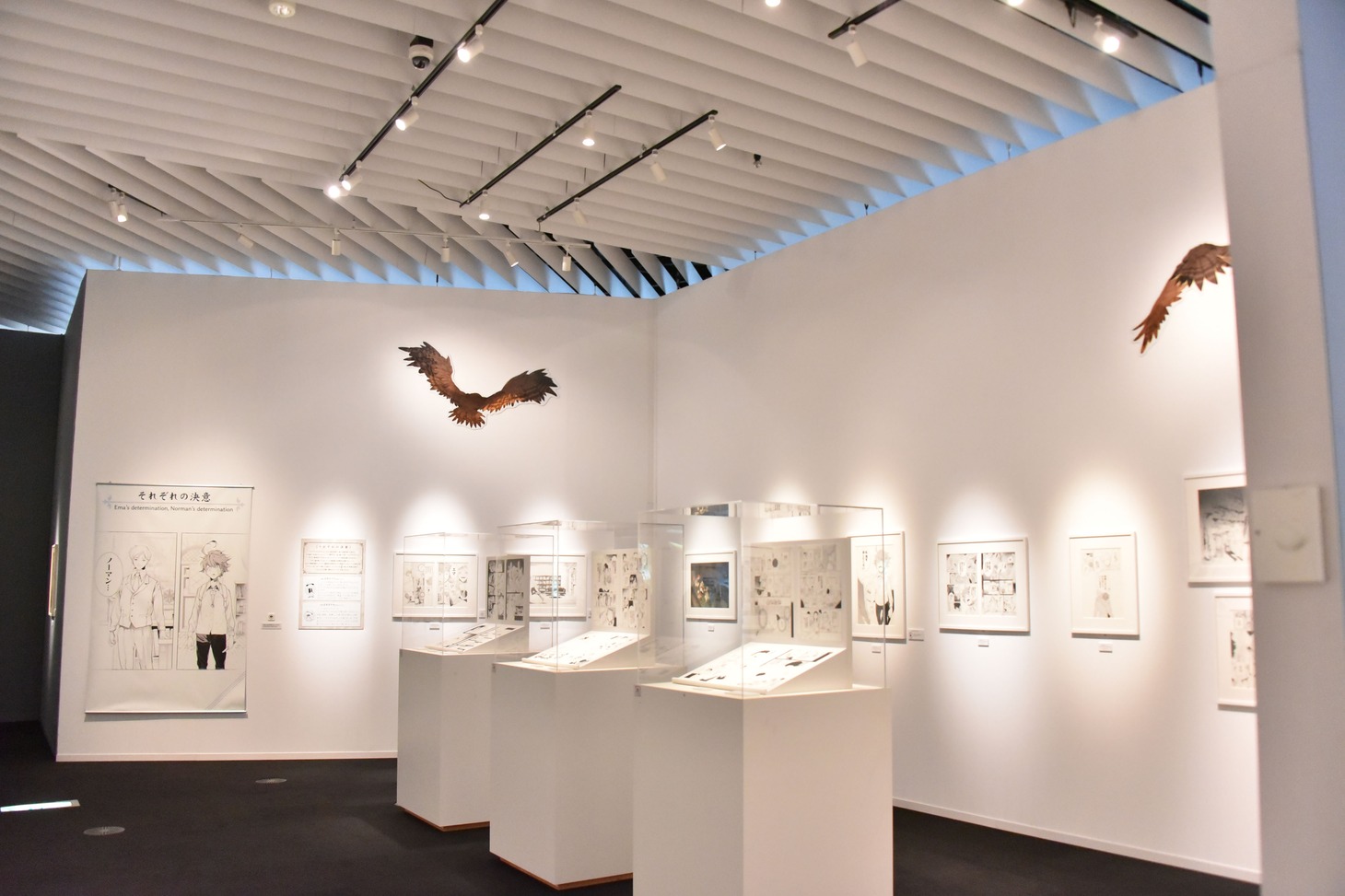 「連載完結記念 約束のネバーランド展」の様子。