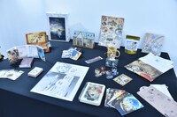 「連載完結記念 約束のネバーランド展」公式グッズ。