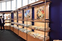 「連載完結記念 約束のネバーランド展」公式ショップの様子。