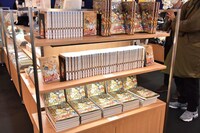 「連載完結記念 約束のネバーランド展」公式ショップの様子。