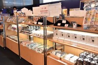 「連載完結記念 約束のネバーランド展」公式ショップの様子。