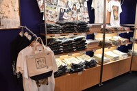 「連載完結記念 約束のネバーランド展」公式ショップの様子。