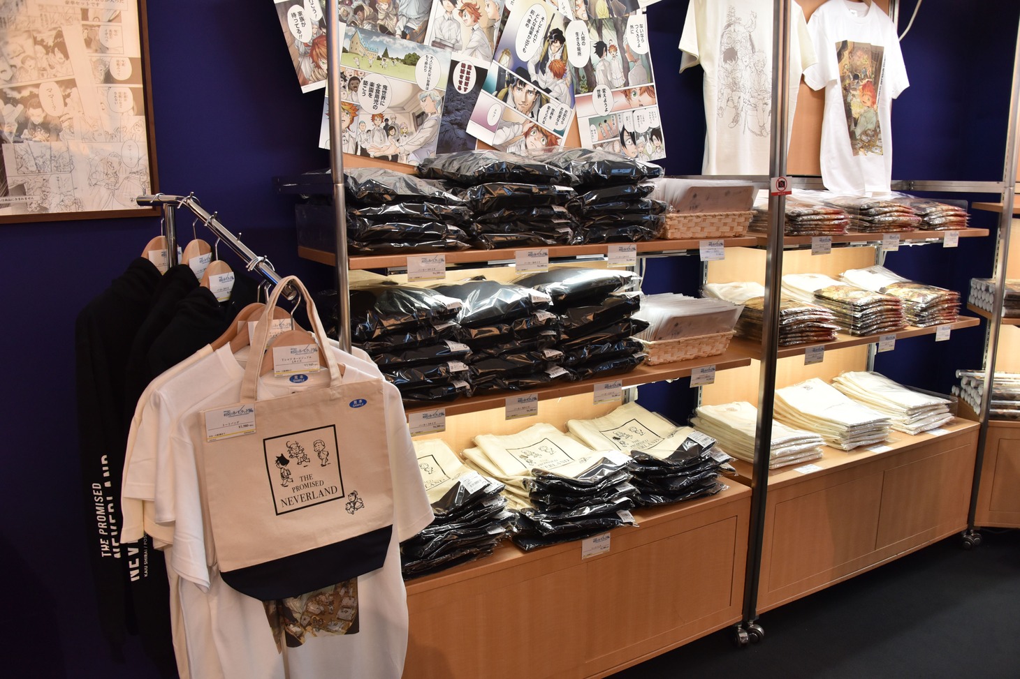 「連載完結記念 約束のネバーランド展」公式ショップの様子。
