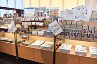 「連載完結記念 約束のネバーランド展」公式ショップの様子。