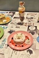 「フルスコアパフェ」（上）、「リトルバーニー ショートケーキ」（下）。