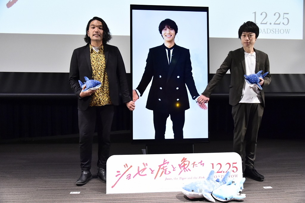 アニメ映画「ジョゼと虎と魚たち」ヒット祈願イベントの様子。左から盛山晋太郎（見取り図）、中川大志、リリー（見取り図）。