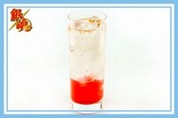 コラボカフェ第1弾メニューの「沖田のベリーソーダ」。