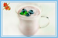 コラボカフェ第1弾メニューの「高杉のブルーベリースムージー」。