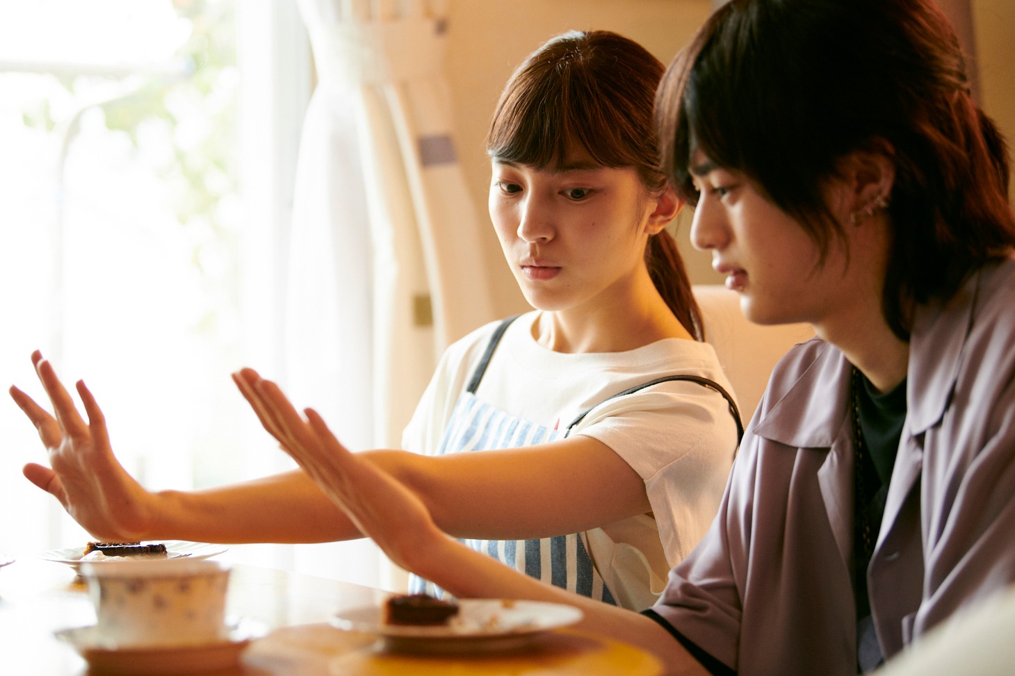 実写版「ホリミヤ」の場面カット。