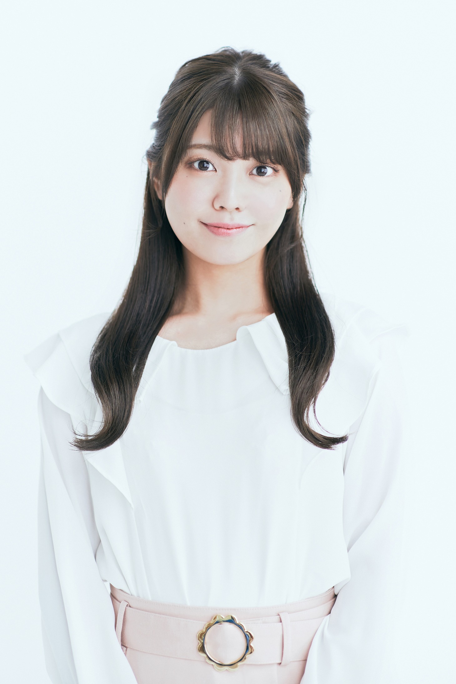 中村繭璃役の一村すみれ。