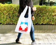 「サトーココノカドーレジ袋風エコバッグ」の使用イメージ。