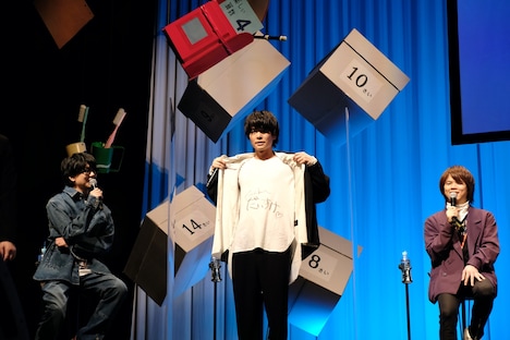 浪川大輔からサインをもらった八代拓(中央)。(撮影:石垣星児)